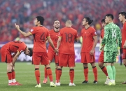 难堪又难看！新周期国足首战活在自己的世界里的简单介绍